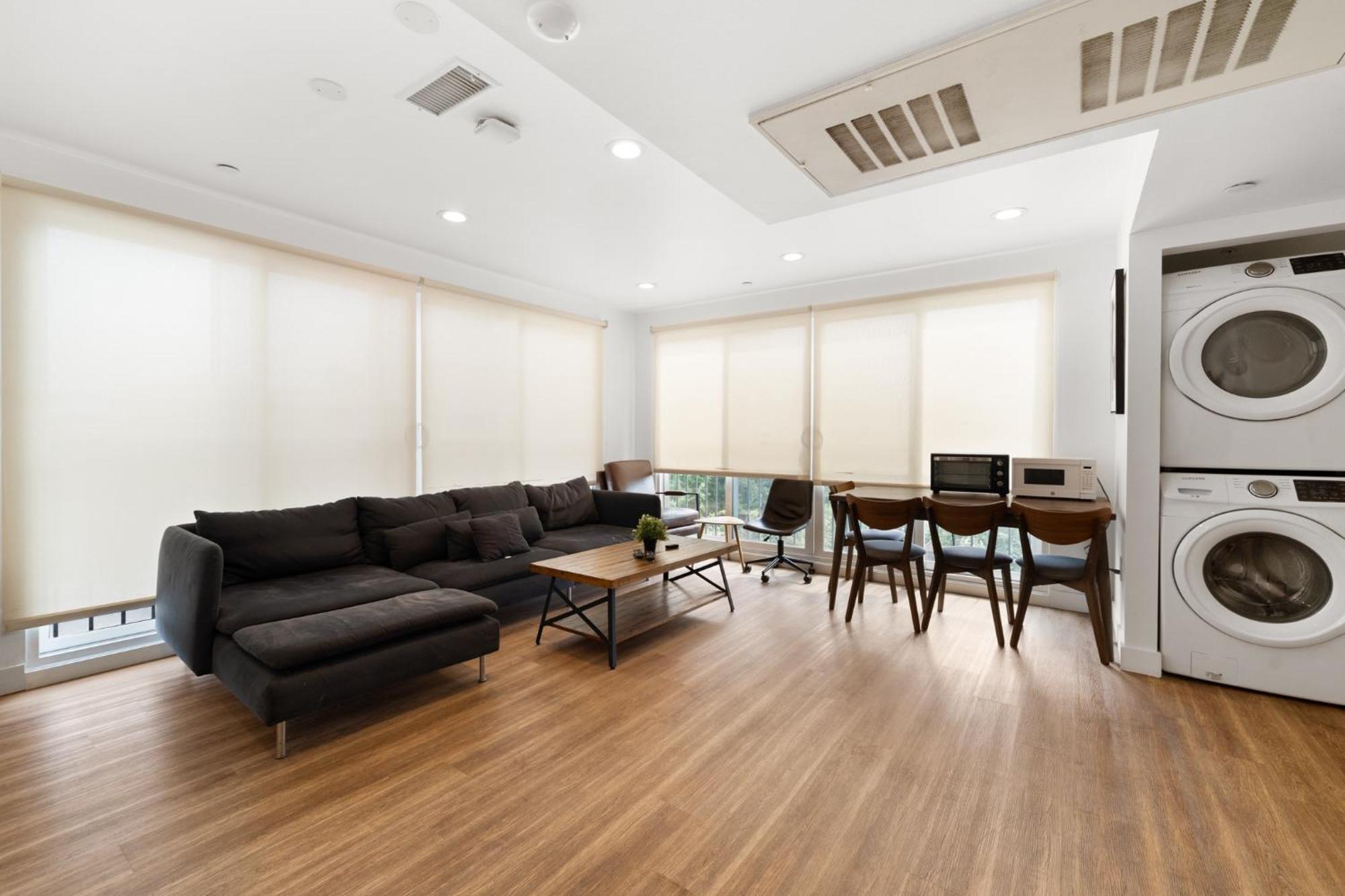 Guest house Modern Gateway Usc